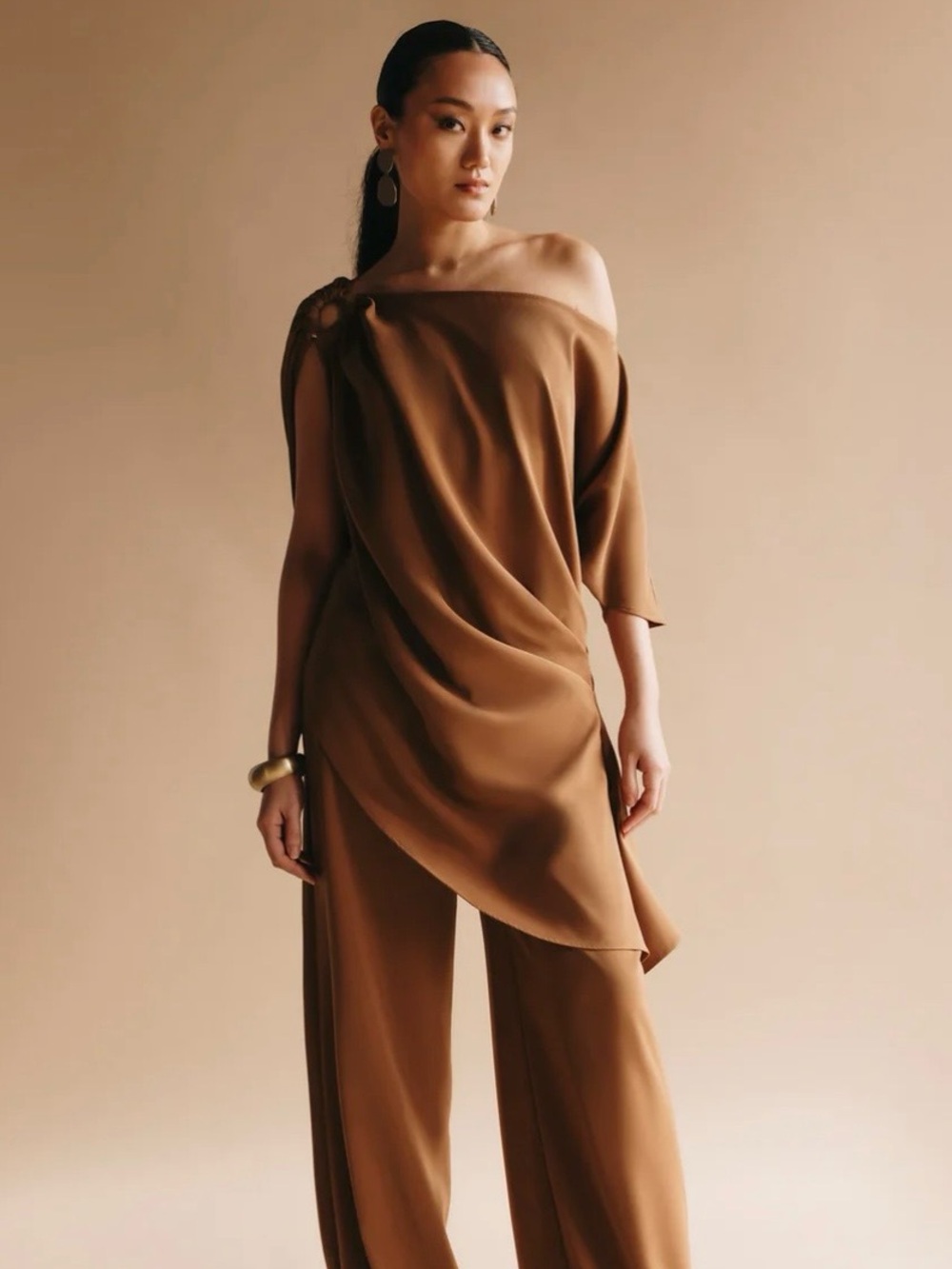 JAMIL Elegant Brown One-Shoulder Draped Tunic